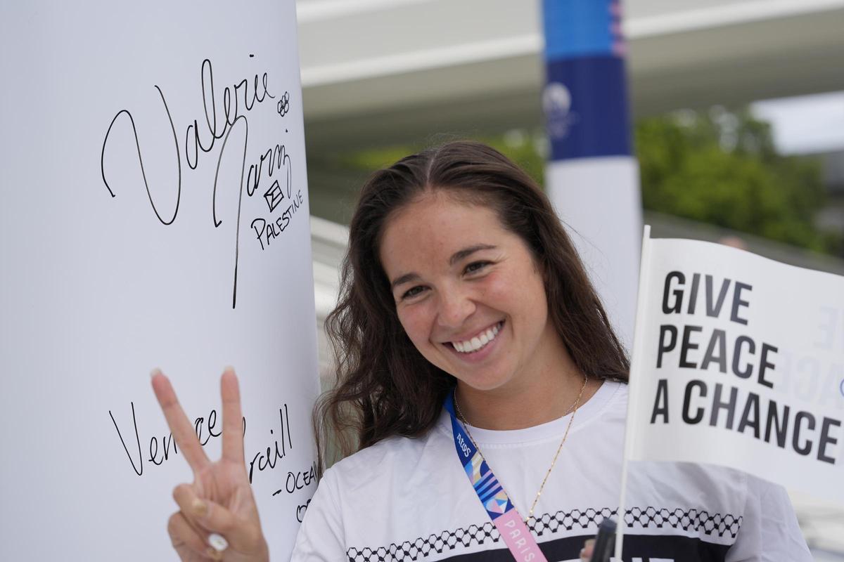 La nadadora palestina Valerie Tarazi, en un acto en la villa olímpica de París, el 22 de julio.