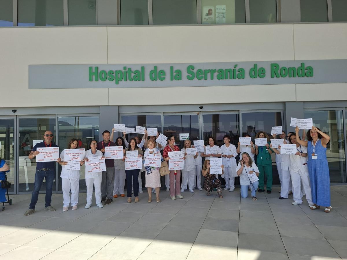 Concentración de técnicos sanitarios en el Hospital de la Serranía de Ronda.