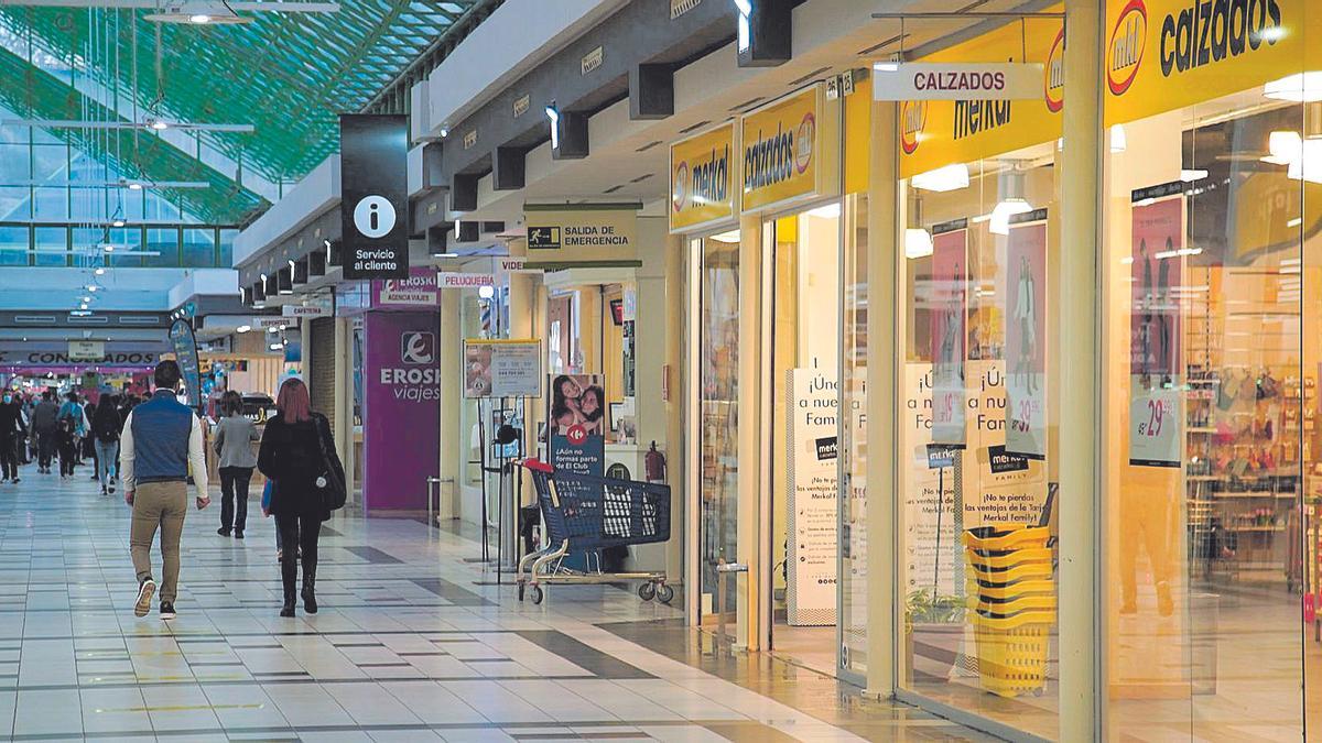 Comercios abiertos en la galería del centro comercial Valderaduey, ayer por la tarde.