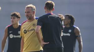 Hansi Flickl saluda a Clément Lenglet en el campo de entrenamiento este viernes.