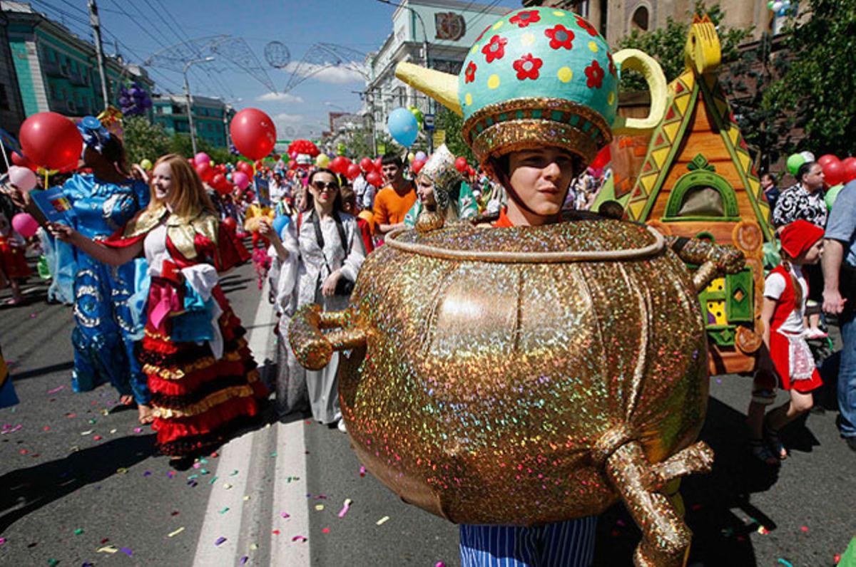 Més de 3.000 nens han participat en una rua per la ciutat siberiana de Krasnoiarsk (Rússia) per celebrar el Dia Internacional dels Nens.