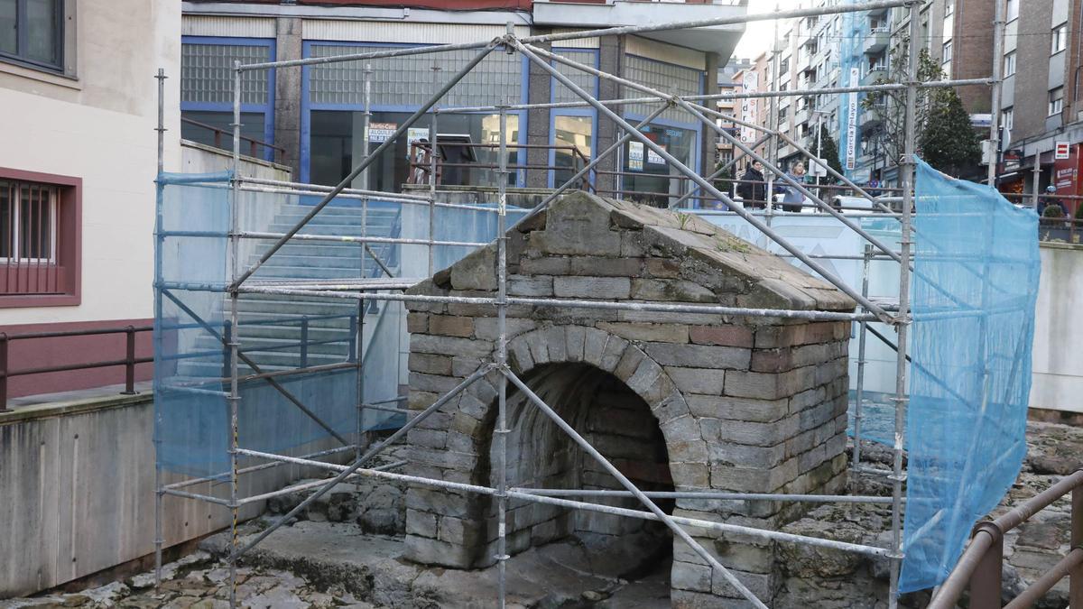 La Foncalada, rodeada de andamios.