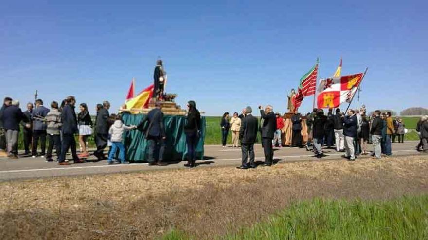 Encuentro entre las comitivas de Prado y Quintanilla del Olmo durante la tradicional rogativa.