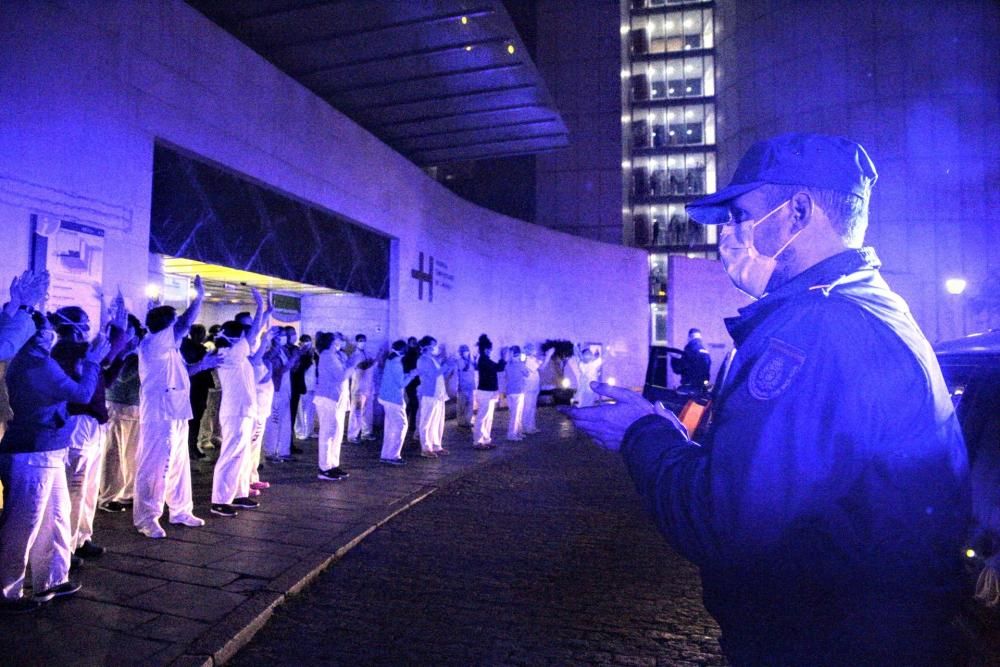 Homenaje a los sanitarios en el HUC por parte de la policía  | 21/03/2020 | Fotógrafo: Delia Padrón