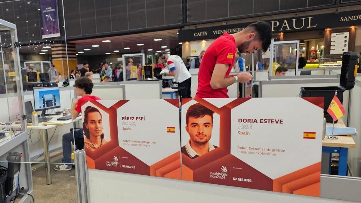 Borja Pérez y Josep Doria, en la instalación habilitada para la competición.