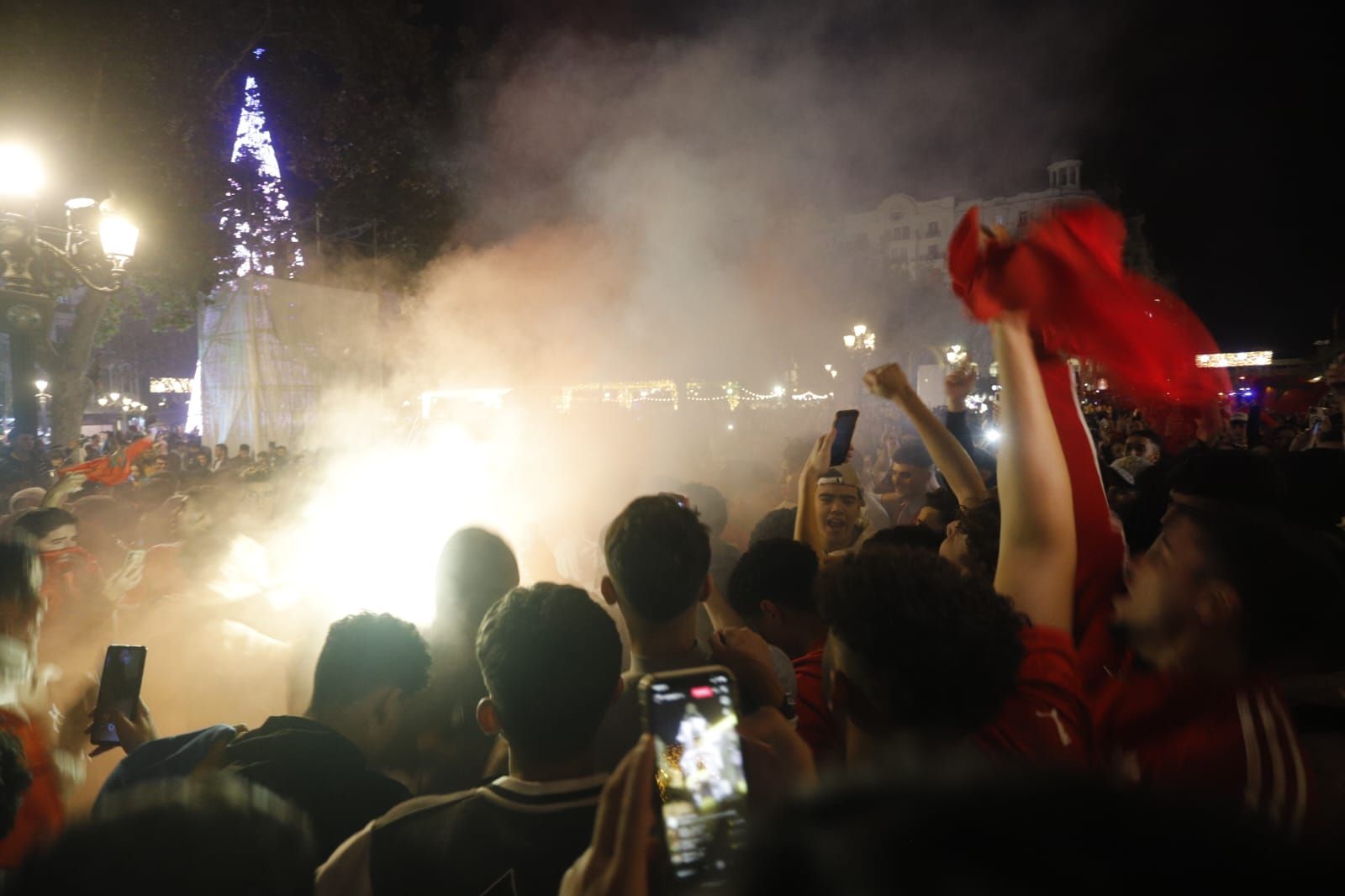 Cientos de marroquís celebran en la plaza del Ayuntamiento de València su pase a semifinales