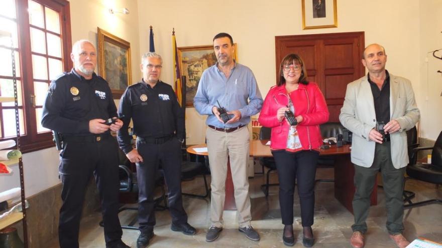 Autoridades, durante la entrega de los terminales.