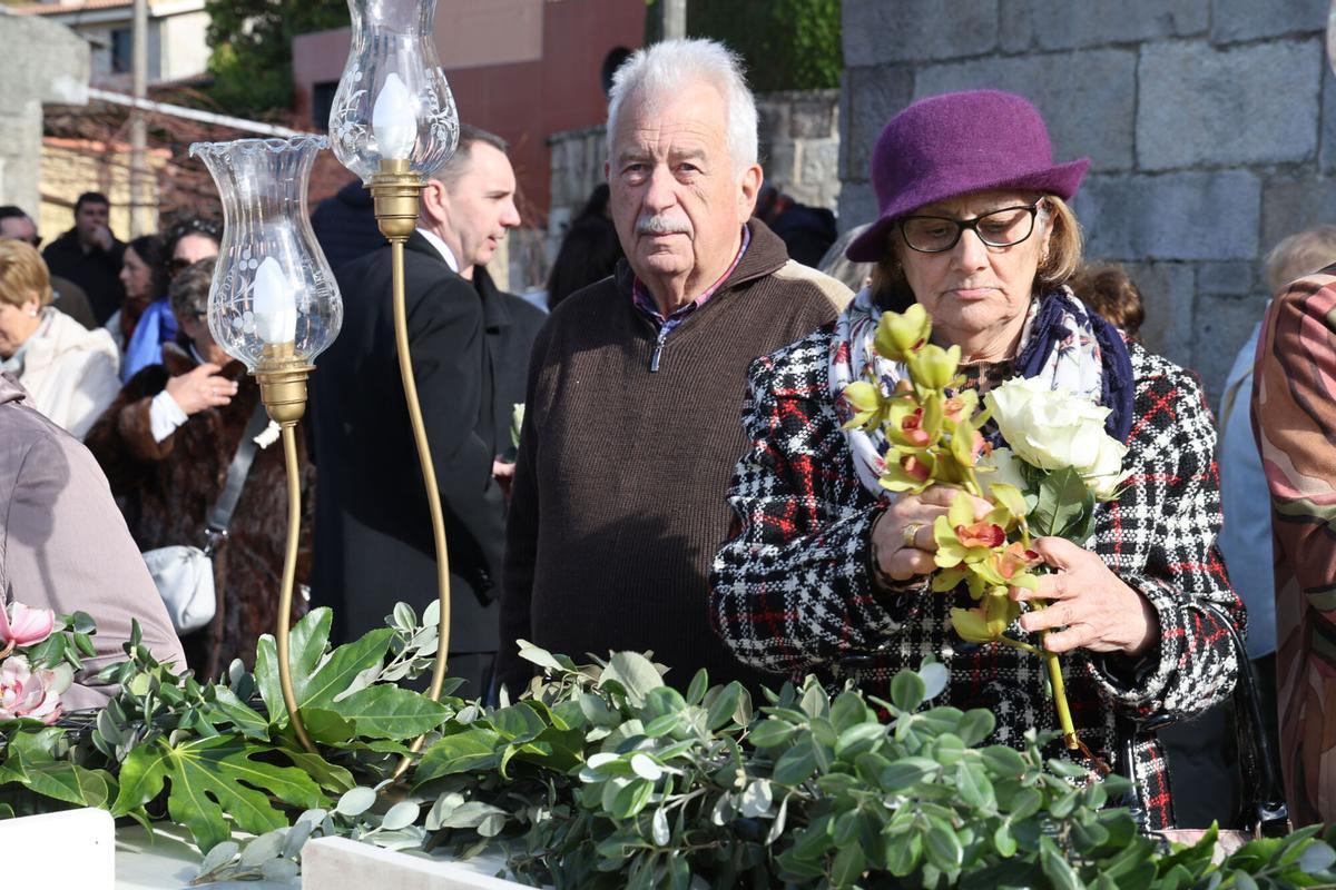 Procesión en honor a la Virgen de las Candelas en Castrelos
