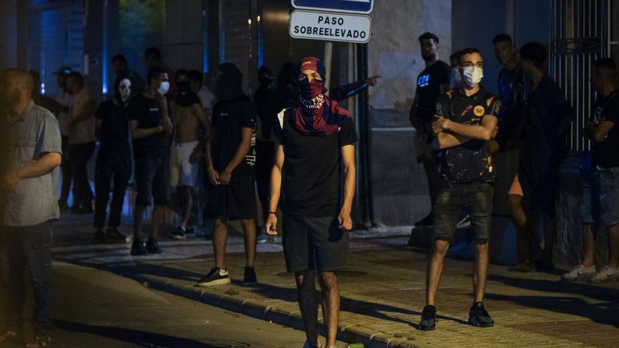 La Guardia Civil carga contra un grupo de jóvenes marroquíes en la cuarta noche de disturbios en Torre Pacheco