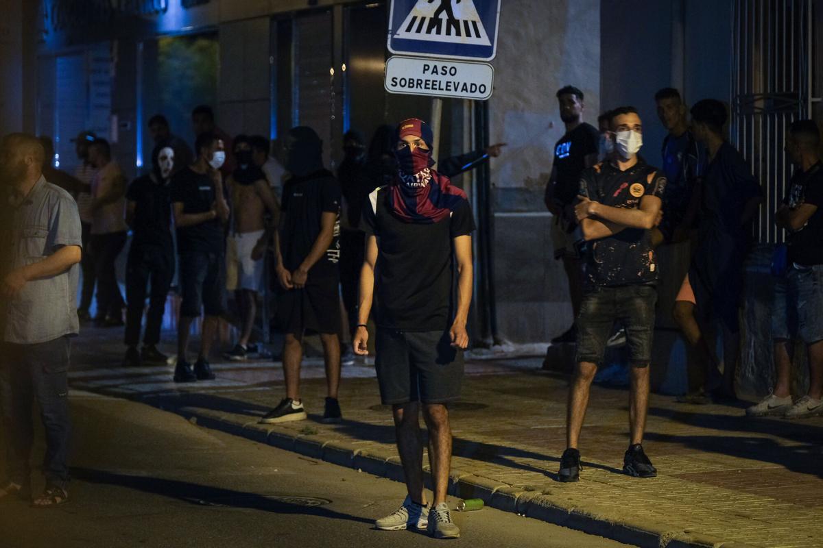 Jóvenes reunidos por la noche en el barrio de San Antonio en Torre Pacheco.