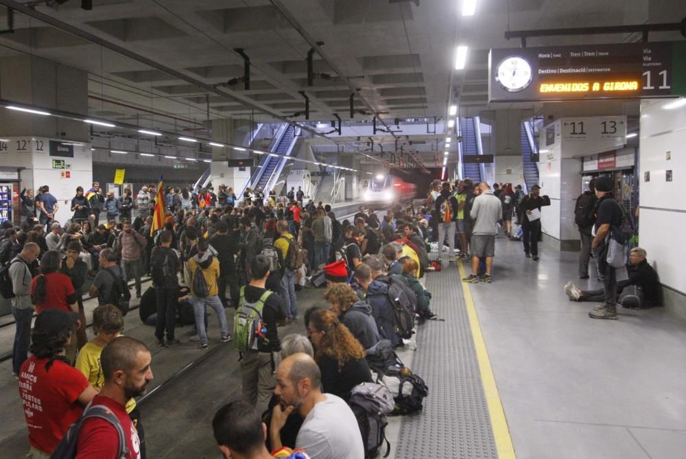 Envaeixen les vies del TAV a Girona en l'anivesari de l'1-O