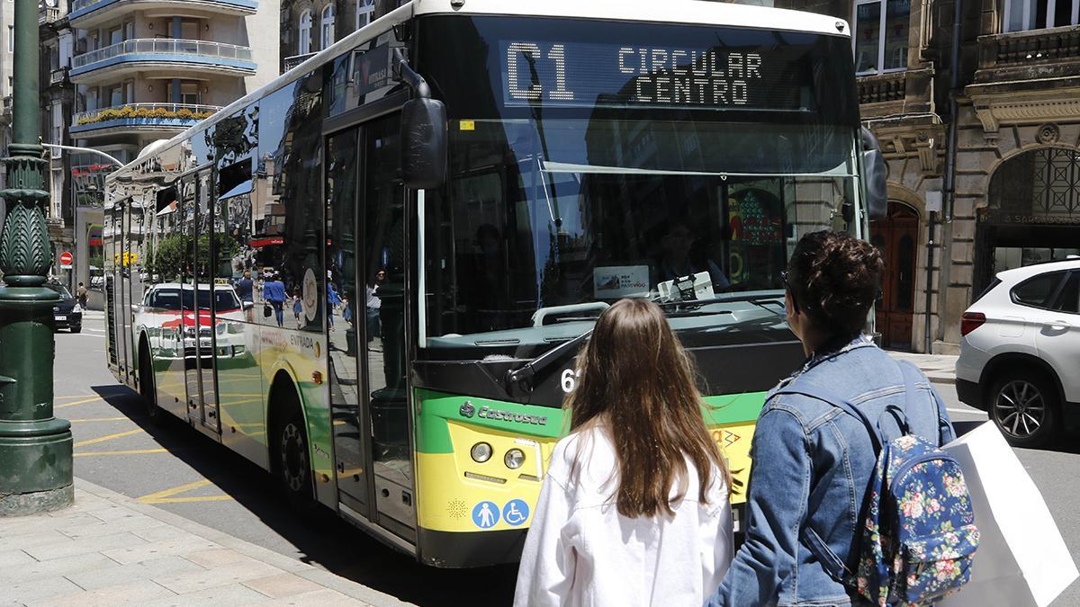 Un autobús de Vitrasa, por el centro