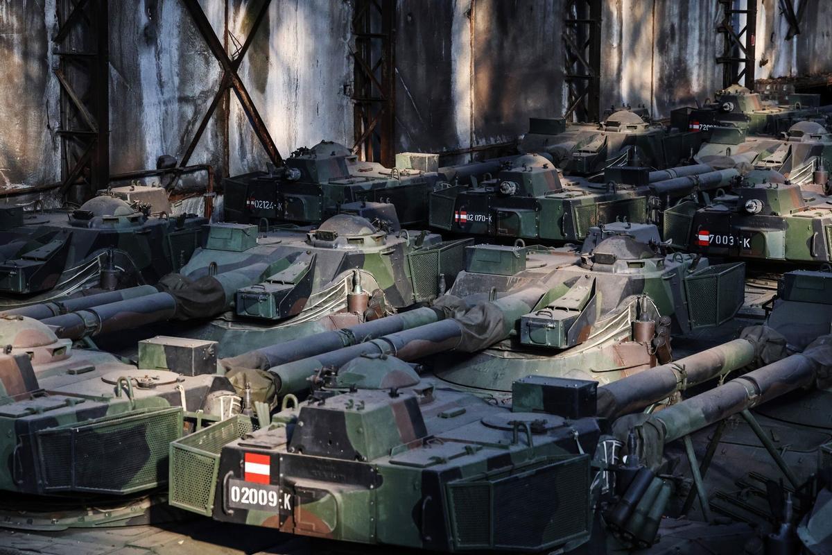 Líneas de tanques Leopard 1 de fabricación alemana en un hangar de OIP Land Systems SA en Tournai, Bélgica