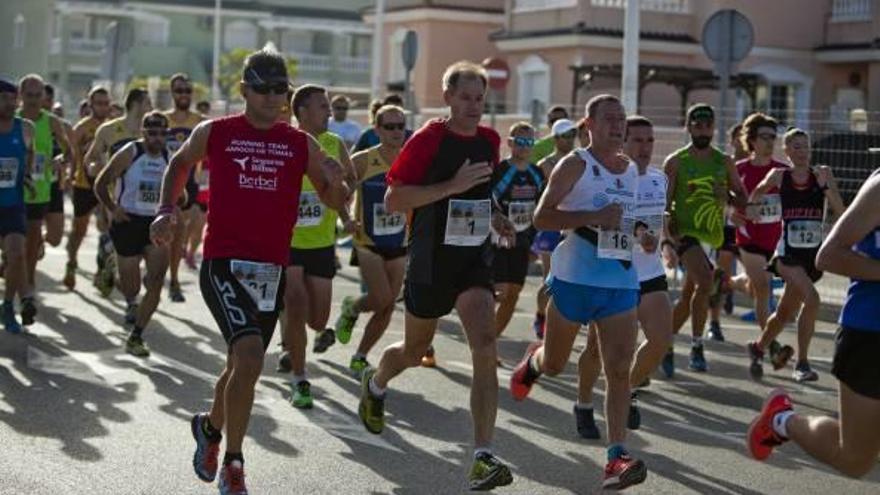 Un momento del X Cross Popular de Gran Alacant disputado ayer con Abel Antón en el centro de la imagen.