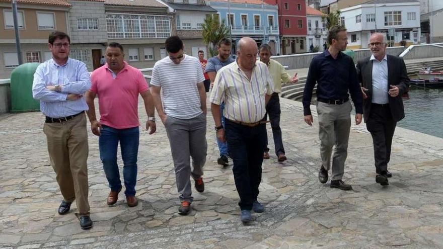 José Juan Durán, presidente de Portos de Galicia, visitó ayer las obras del paseo de O Cantiño. // N. Parga