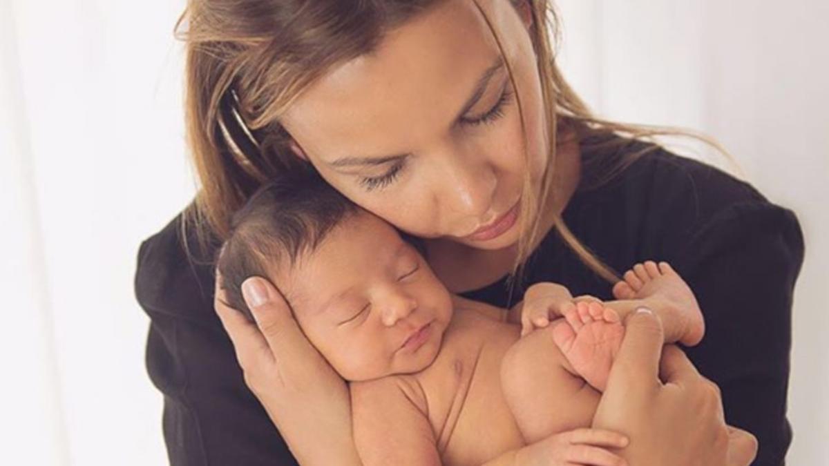 Carla Pardo, con la pequeña Emma