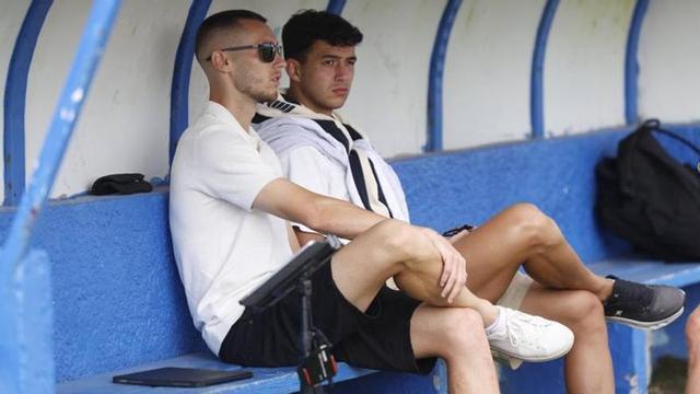 Dubasin y Nacho Martín, en Miramar, durante el Marino-Sporting del sábado.  | MIKI LÓPEZ