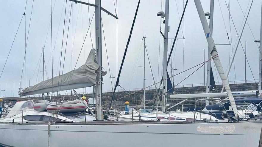 Evacúan de madrugada a un vigués de un velero fondeado en Arneles en la ría de Aldán