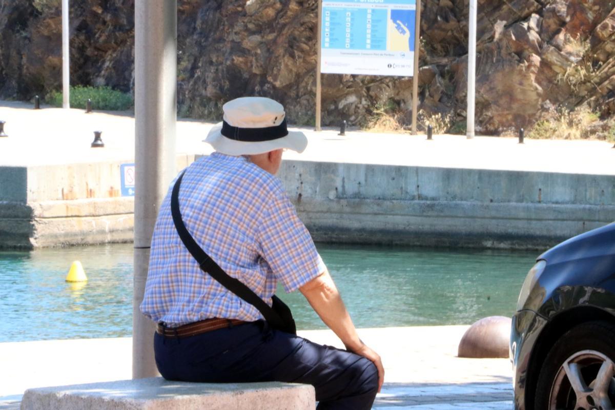 Un home a l'ombra a Portbou