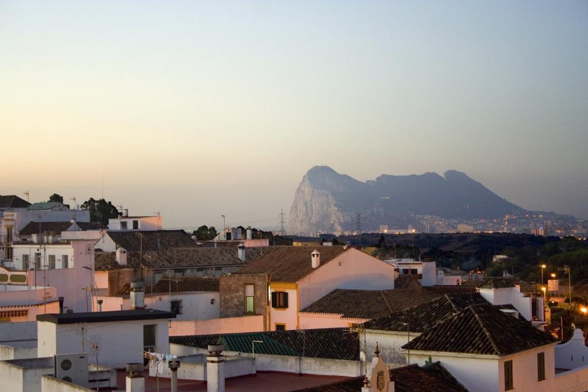 Vista de San Roque con el Peñón de Gibraltar al fondo.