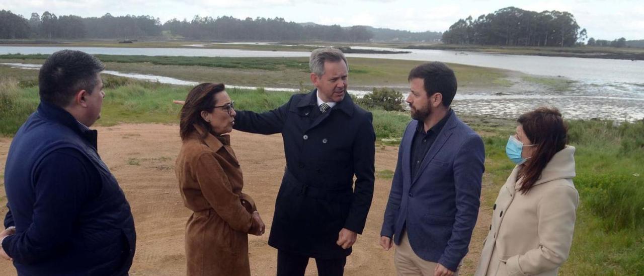 Miñones, en el centro, durante la visita al futuro mirador de A Barca, en Castrelo.  | // NOÉ PARGA