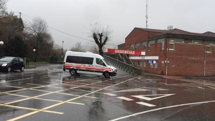 Dos positivos entre el personal sanitario del hospital de Arriondas obligan a rastrear a pacientes y trabajadores