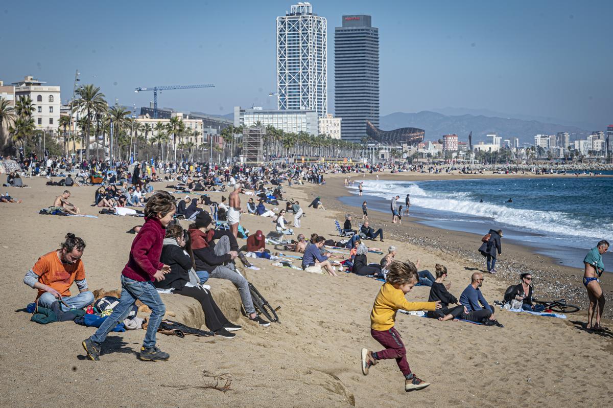 Los barceloneses acuden en masa a las playas de la ciudad para disfrutar del último día primaveral antes de la llegada del frío