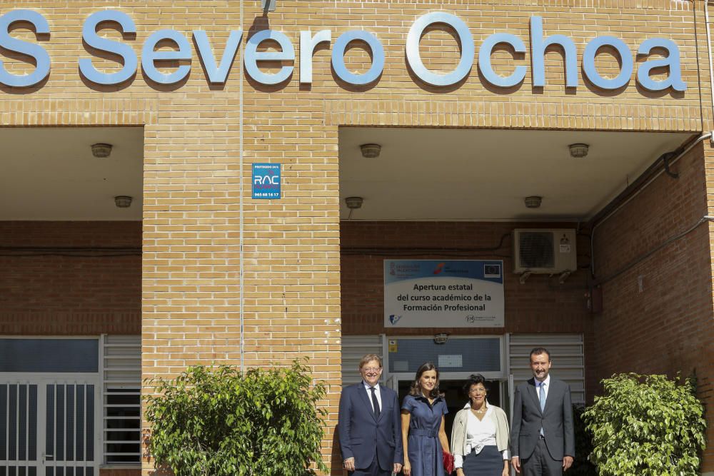 La Reina Letizia visita el IES Severo Ochoa de Elche.