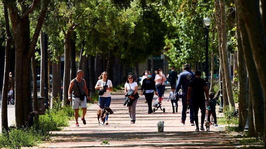 Padres i fills juguen i passegen per l&#039;avinguda Meridiana de Barcelona, aquest dimarts