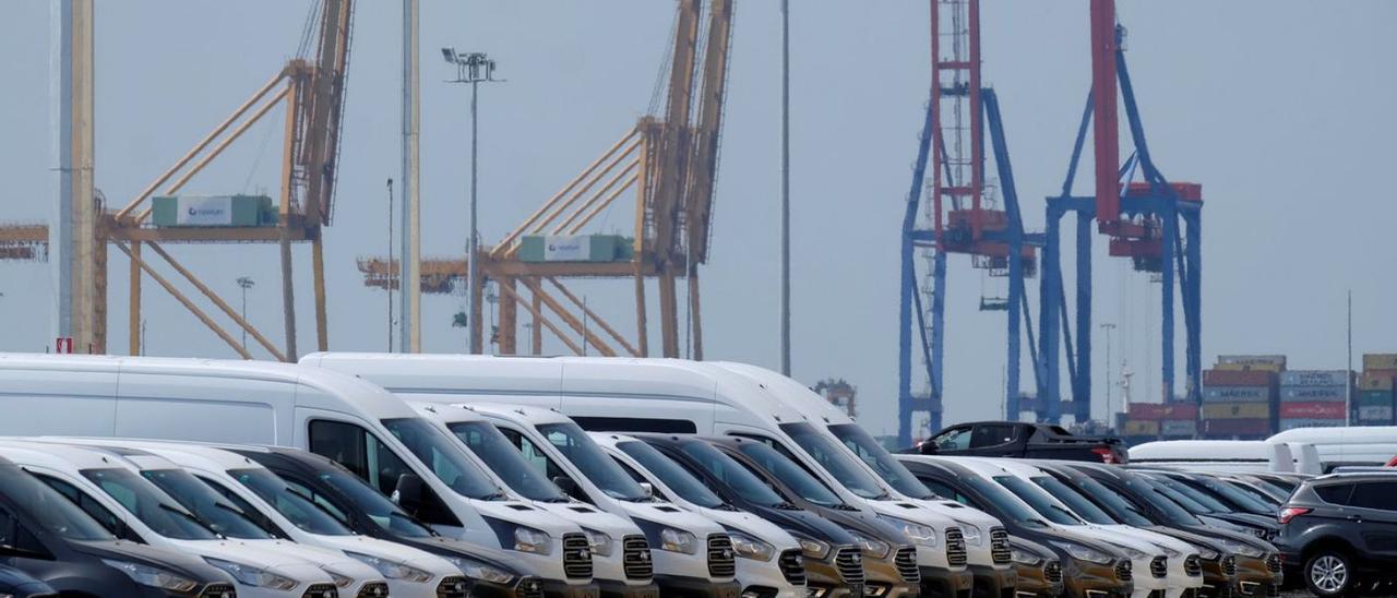 Vehículos en el Puerto de València a la espera de ser exportados, en una imagen de archivo. | HEINO KALIS/REUTERS