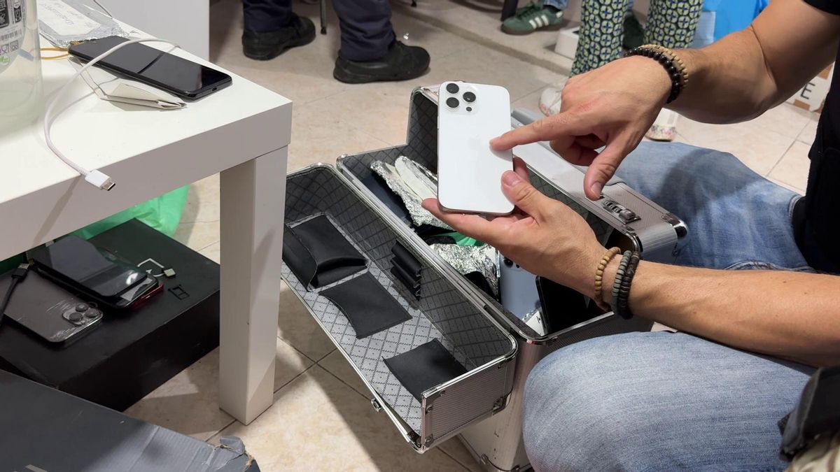 El operativo de los Mossos contra el mercado de móviles robados en el Raval