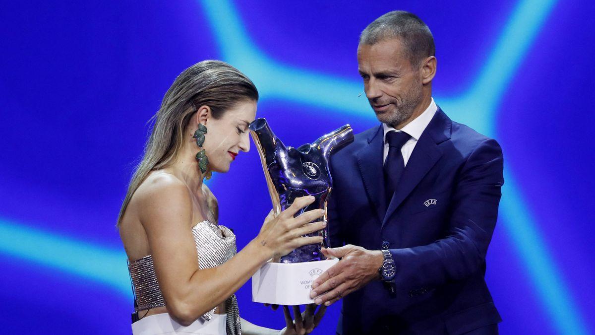 Alexia Putellas recibe el premio jugadora del año de la UEFA de Aleksander Ceferin /