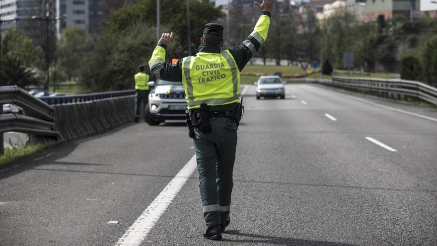 Control de la Policía en la entrada de Oviedo