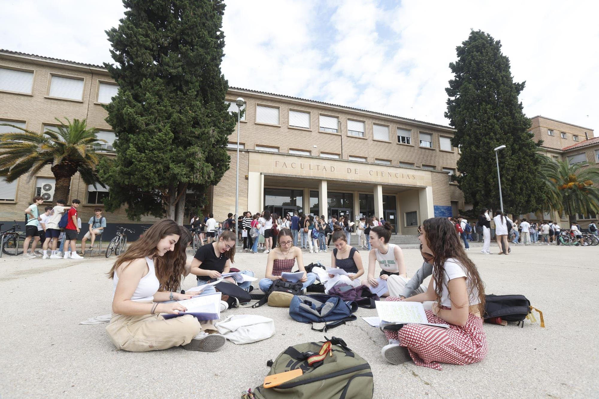 Miles de aragoneses se examinan desde este martes en la Evau