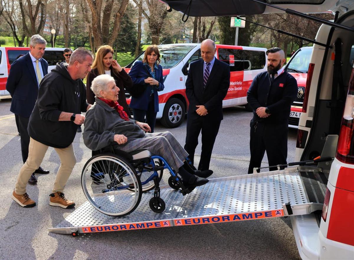 La Comunidad de Madrid incorpora 12 nuevos vehículos adaptados para el traslado de personas mayores y con discapacidad de las residencias públicas.