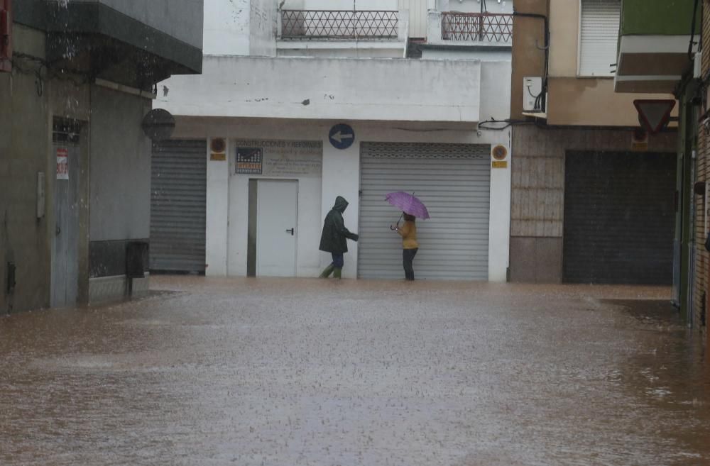 Consecuencias de la tromba de agua caída en Alzira esta pasada madrugada y esta mañana.