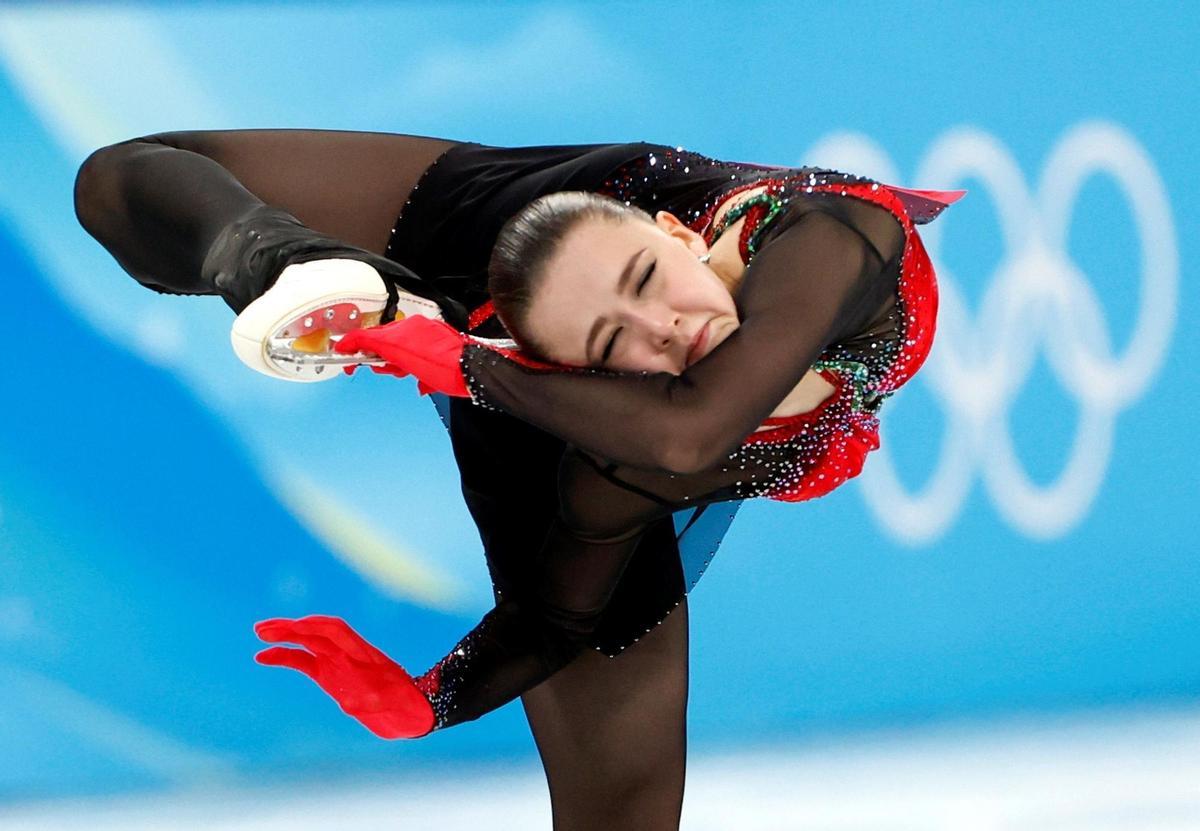 -FOTODELDÍA- Pekín (China), 17/02/2022.- La rusa Kamila Valieva, en acción durante la prueba libre de Patinaje Artístico en los Juegos Olímpicos de Invierno Pekín 2022.- EFE/HOW HWEE YOUNG