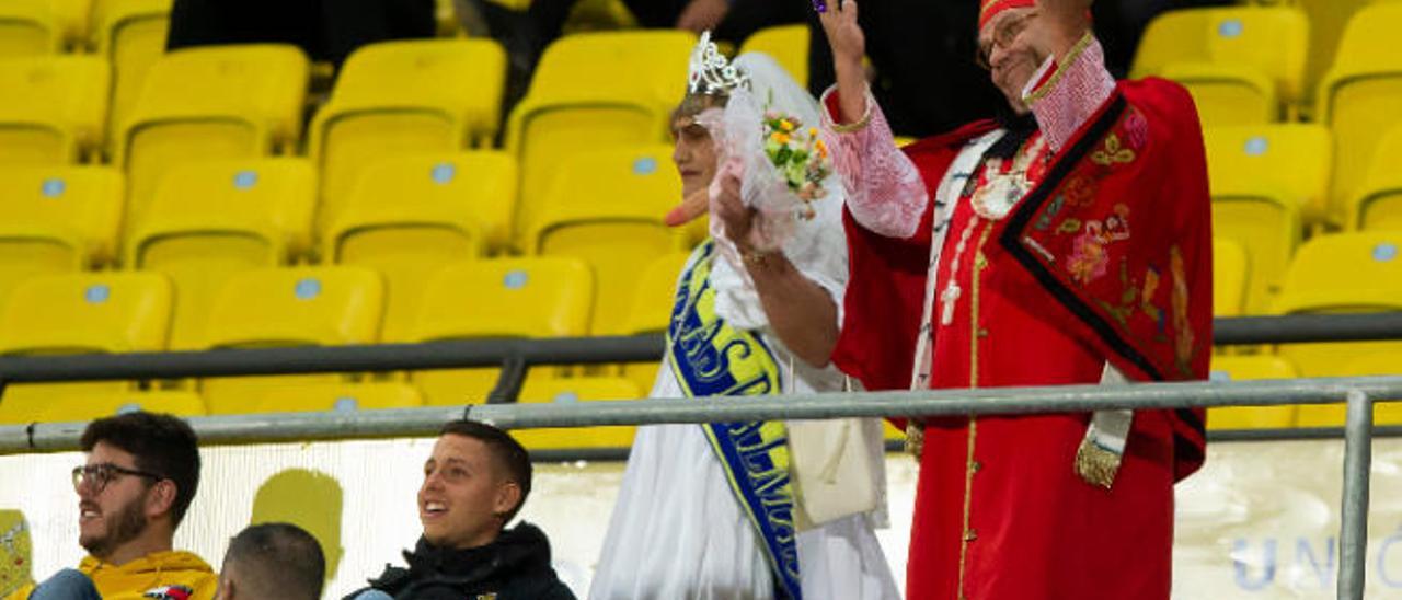 El carnaval estuvo presente anoche en las gradas del Estadio de Gran Canaria; en la imagen, una novia y un obispo muy particulares.