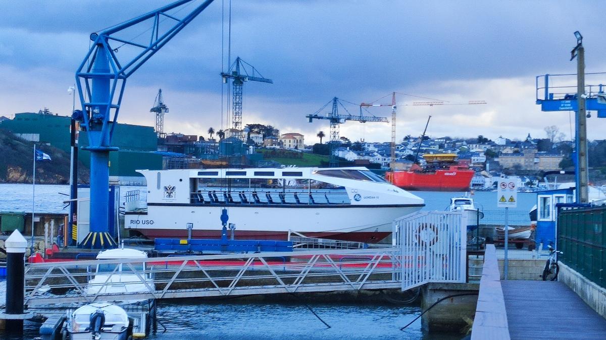 La embarcación en la marina seca del puerto de Ribadeo, con Figueras al fondo.