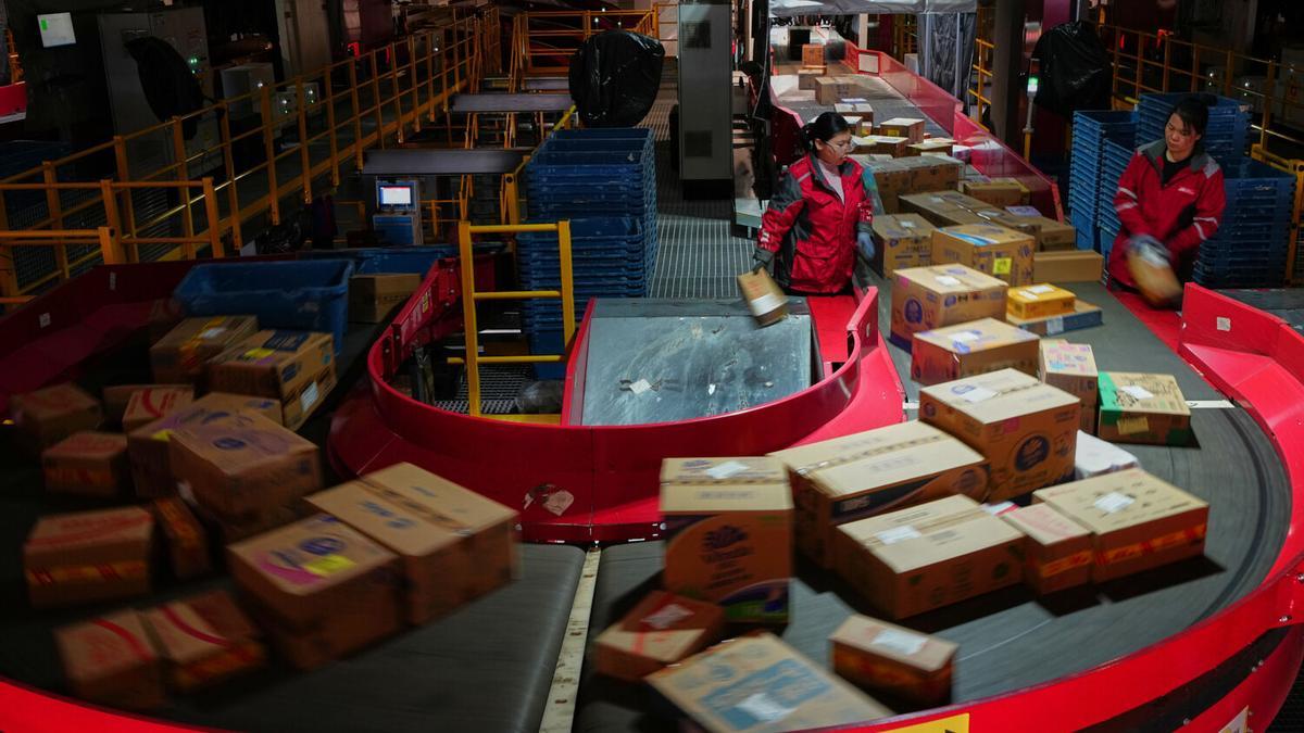 Trabajadores en un centro de distribución chino, en Pekín, este martes, Día del soltero.