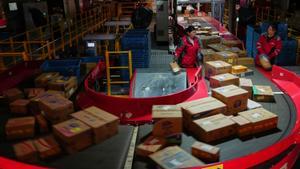 Trabajadores en un centro de distribución chino, en Pekín, este martes, Día del soltero.