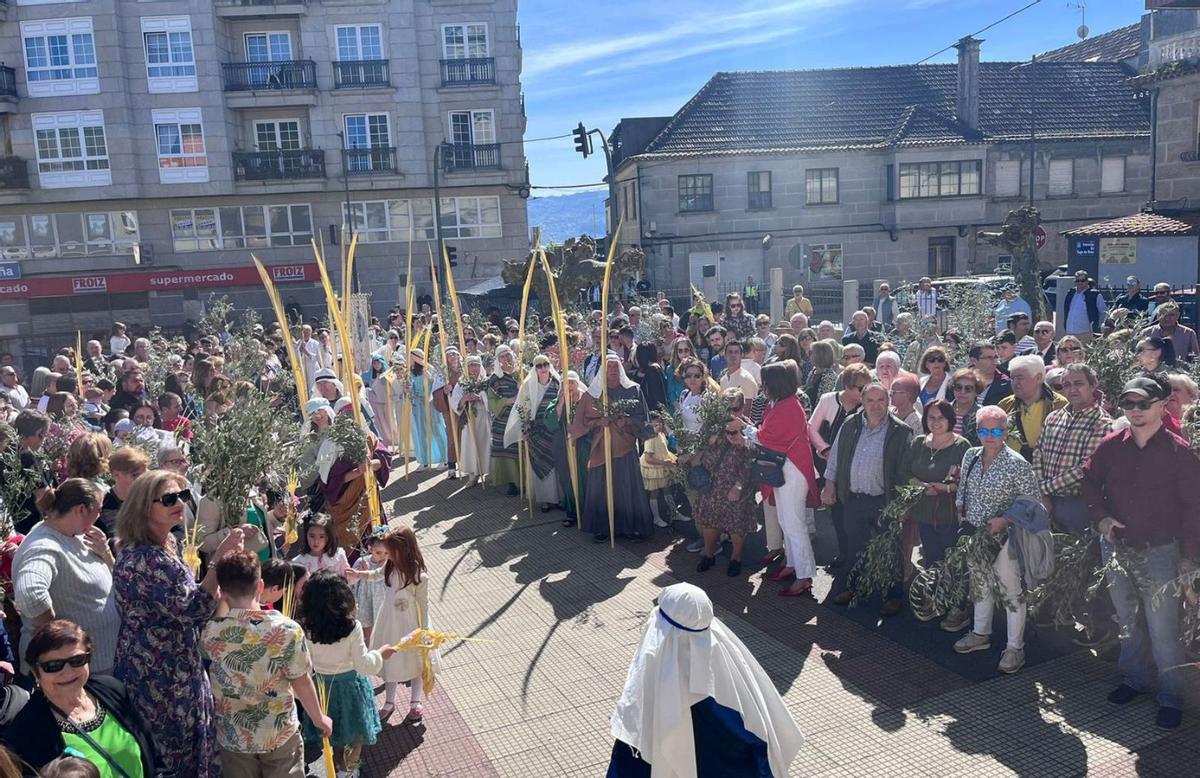 Vecinos, vestidos de apóstoles, hacen el pasillo en la iglesia del Carmen de Moaña.   | // S.Á.