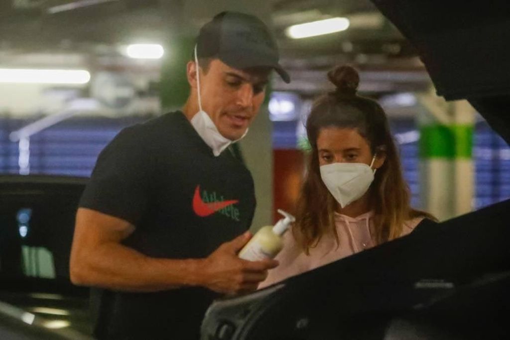 Álex González y María Pedraza ordenando el maletero de su coche