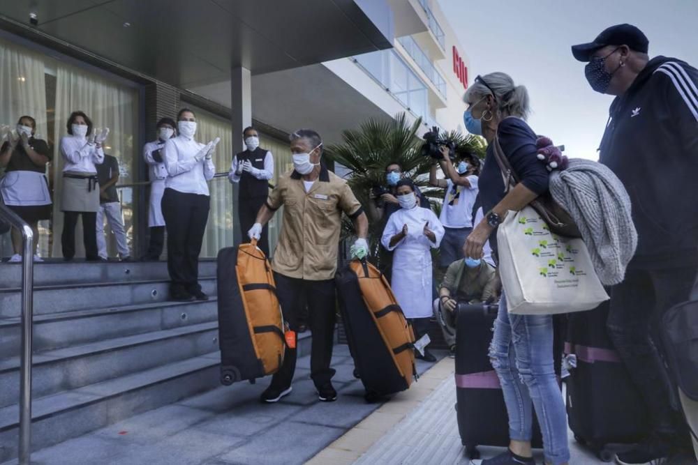 Llegada de los primeros turistas del plan piloto a los hoteles de la Platja de Palma.