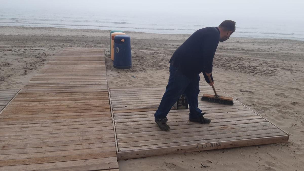 Arroyo anuncia el refuerzo de la limpieza en las playas del litoral.