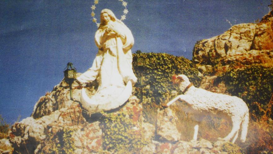 Imagen de la Virgen del Torcal destruida en 2006.