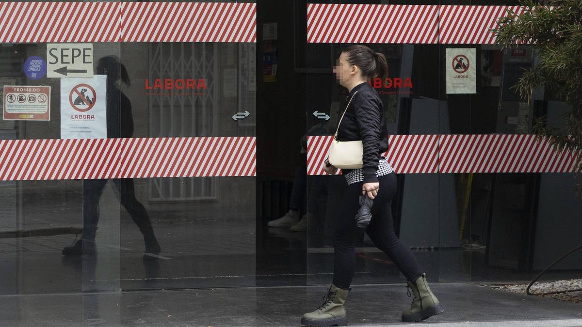 Una mujer entra en una oficina de Labora.