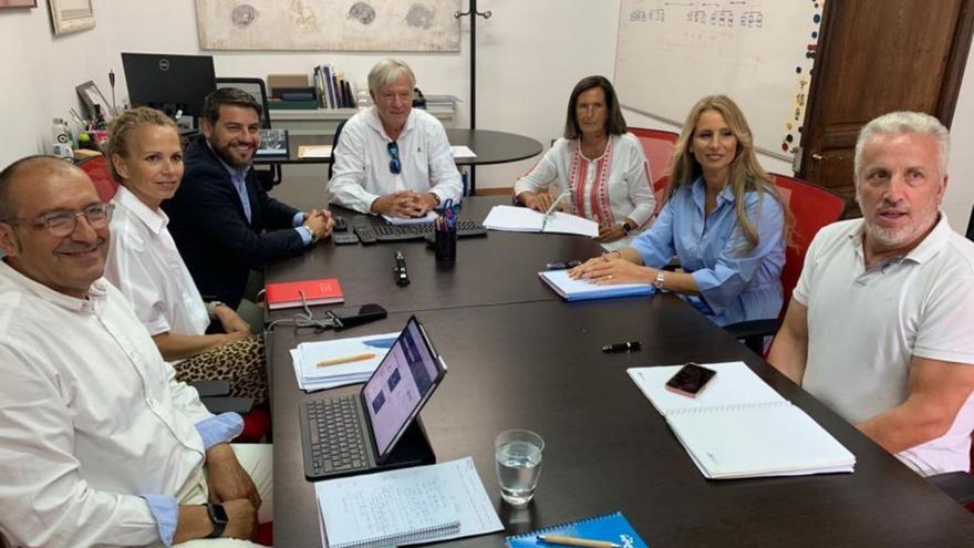 Javier Bonet y el conseller Rodríguez Díaz rodeados por sus equipos, ayer en La Misericòrdia.