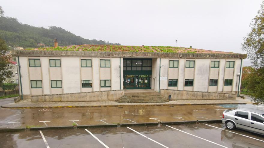 Edificio que alberga el centro de salud de Bueu.