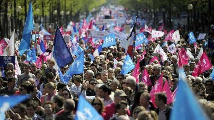 Miles de franceses salen de nuevo a la calle contra el matrimonio gay